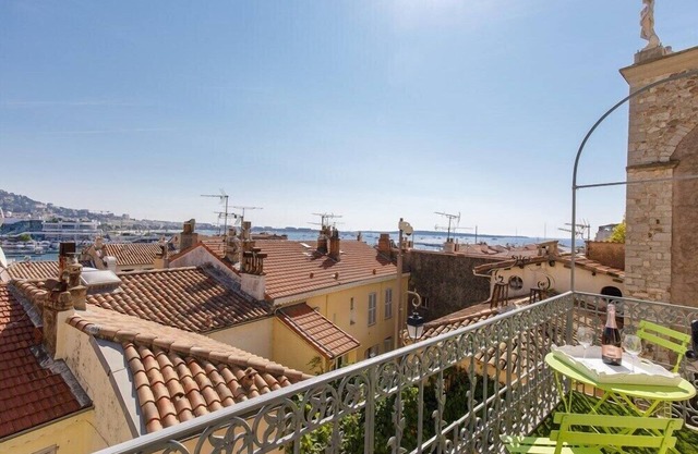 Large apartment close to beaches and restaurants, Sea view Le Suquet Calm and central