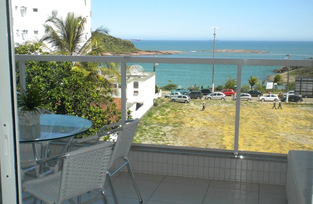Amplio apartamento frente a la playa Bacutia con 3 suites y gourmet balcón