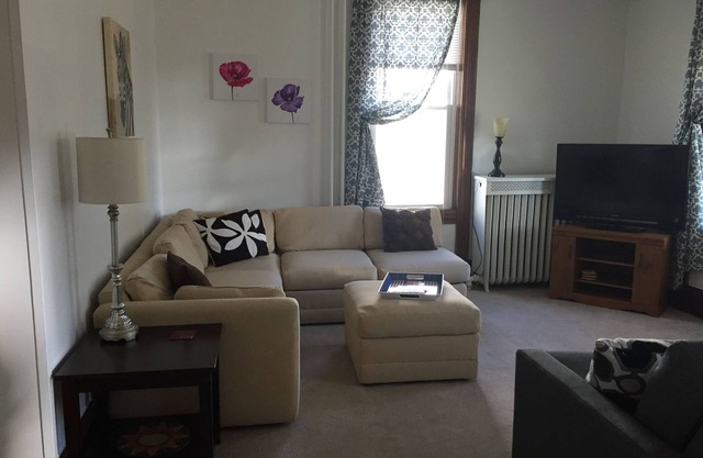 Amplio apartamento en el corazón de Marquette W / Cable y WiFi! ¡Mascota amigable!