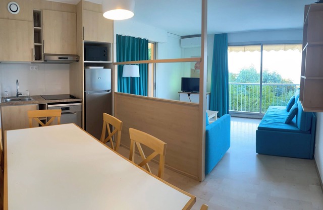 LARGE APARTMENT WITH SEA VIEW. Nice pool, elevator, terrace.proximity 🏖️