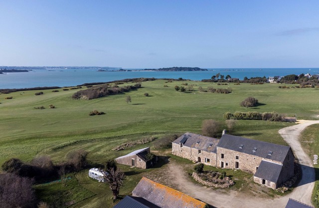 Large, atypical, artistic gîte in the heart of ecogolf and just a stone's throw from the beaches.