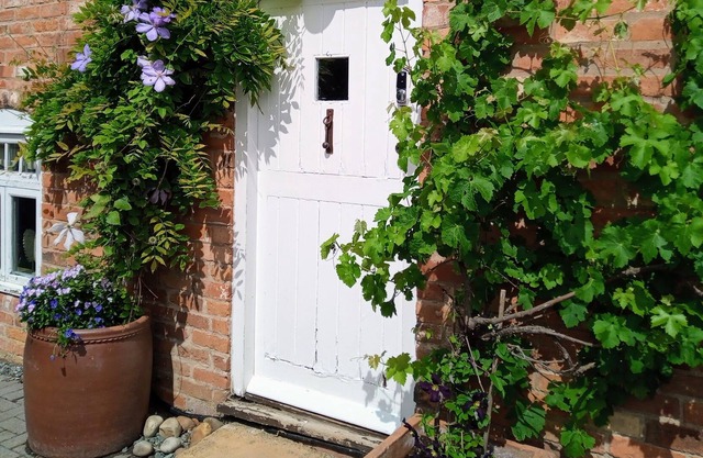 Large Barn Conversion Sleeps 12 Sherwood Forest