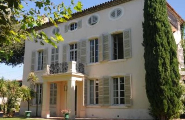 Gran bastida, muy tranquila y fresca, jardín muy grande (3000 m2) ciudad y már.