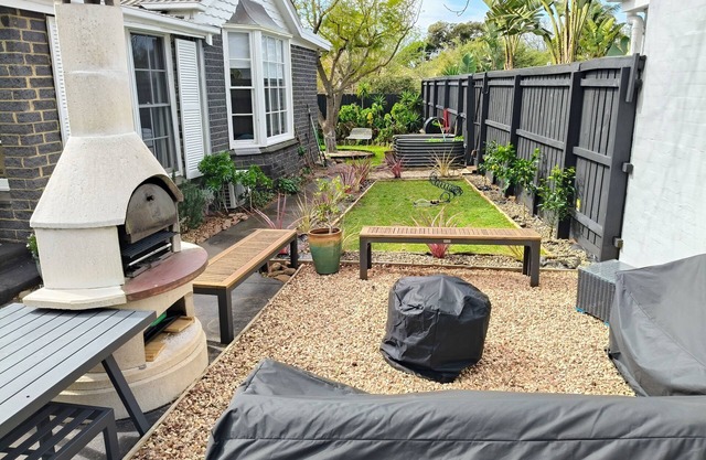 Large Bayside home. By the beach, shops, transport, golf, tennis and schools