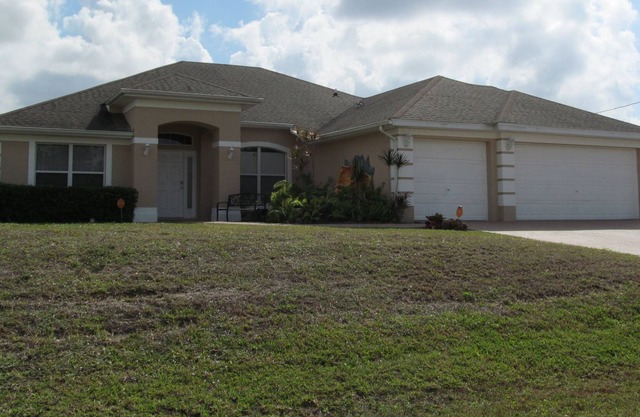 Grande y hermosa casa de 4 recámaras con piscina climatizada y apantallado Lanai cerca de Fort Myers