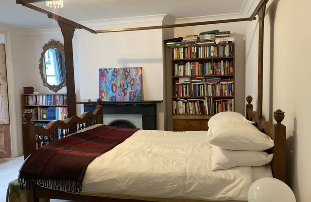 Large Bedroom in quiet West London