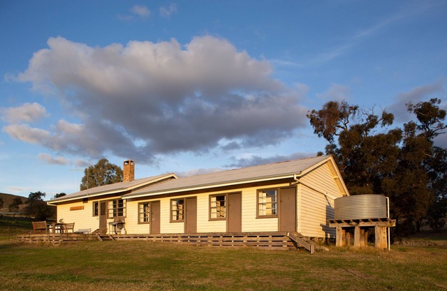 Large Bonnie Doon Accommodation farm retreat on Lake Eildon near Mansfield.