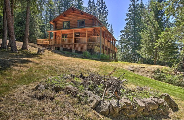 Large Cabin w/ Fire Pit + Grill on 34 Acres!