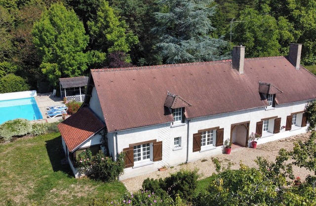 Large charming house with swimming pool, wooded grounds, on the edge of a national forest