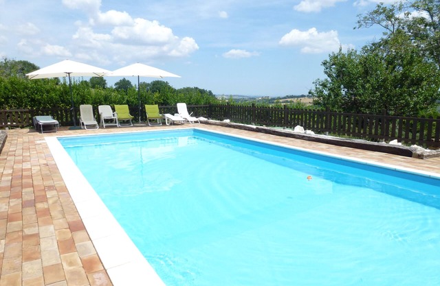 Amplio jardín para niños, alojamiento rural Con piscina, cálida bienvenida italiana