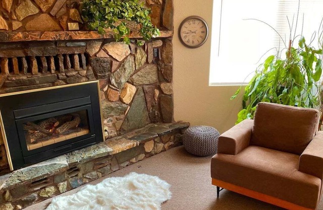 Large clean modern apartment. Great location.