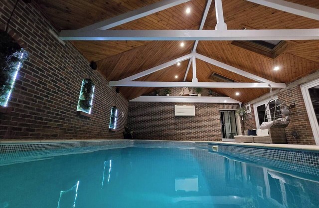 Large coastal cottage with spa and private pool