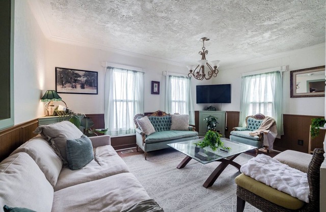 Large Colonial 20 Min from Beach