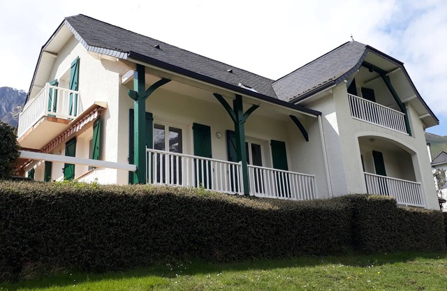 Large, comfortable house with exceptional mountain views