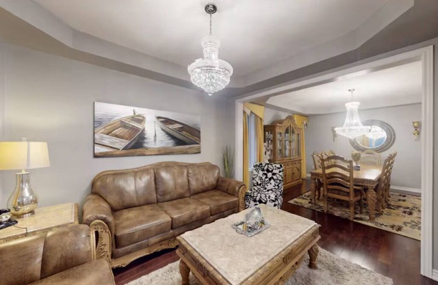 Large & Comfy Family Home in Oakville