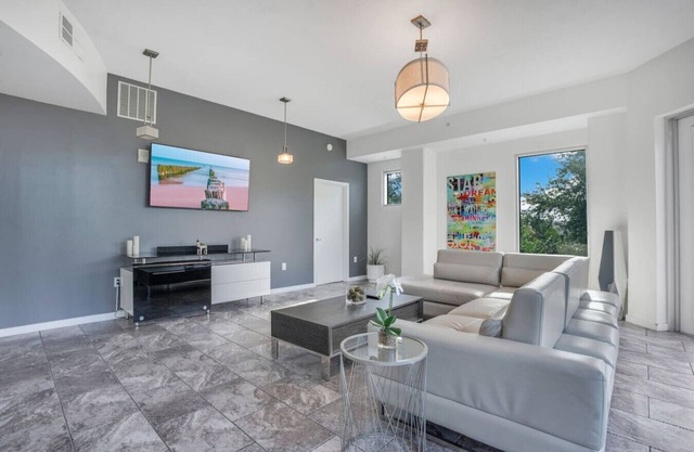 Large Corner 3 Bdrm Oasis Lake Eola