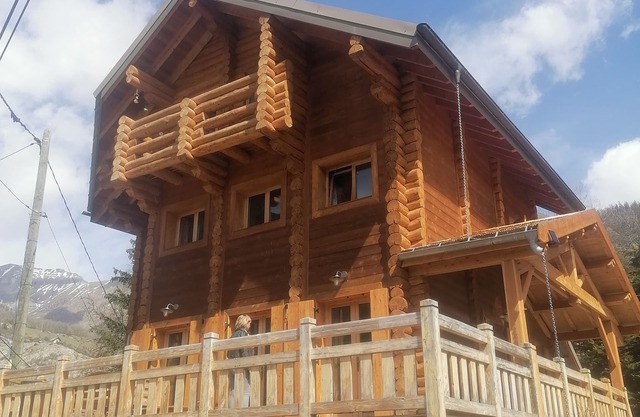 Large, cosy chalet, ideal for a convivial stay with family or friends, 8/10 p
