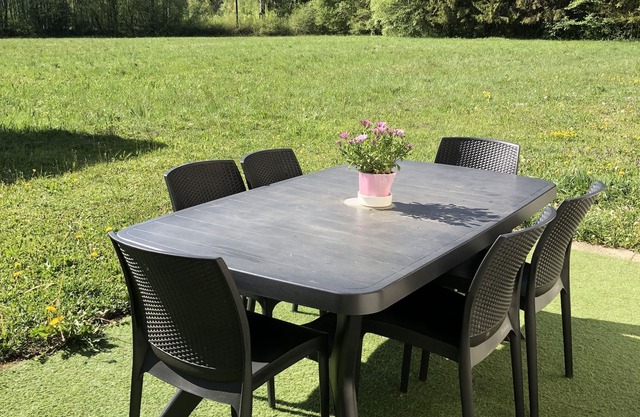 Large, cosy studio with indoor and outdoor pool and bicycles 10 minutes' walk from the village