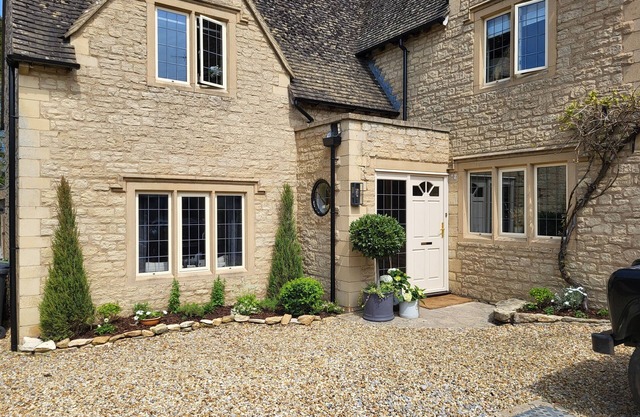 Large Cotswold Country House Perfectly located Stunning country kitchen with Aga