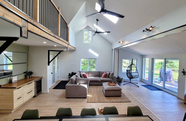Large cottage with 9-seater hot tub on the North River