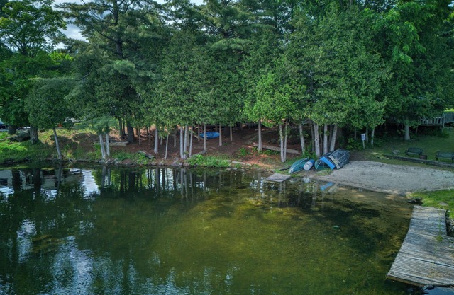 Large Cottage Spacious 4-Bed Lake House: Room for 8, 1.5 Baths & Prime Views!
