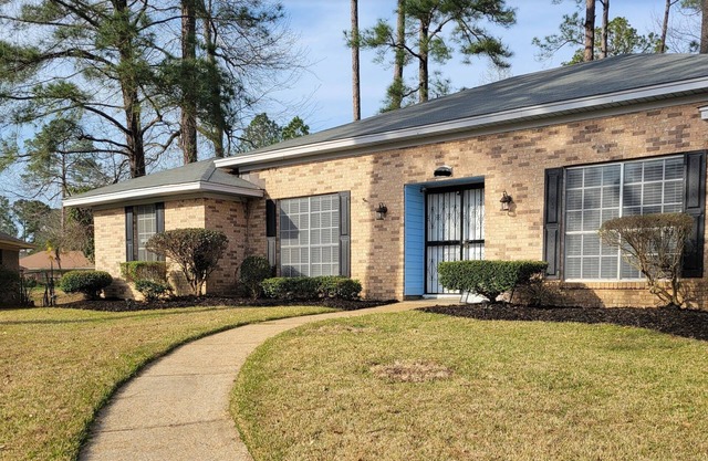 Large Cozy 4 bedroom home sleeps 8 w/ heated pool
