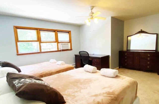 Large, Cozy, Bright Business Class Corporate Retreat