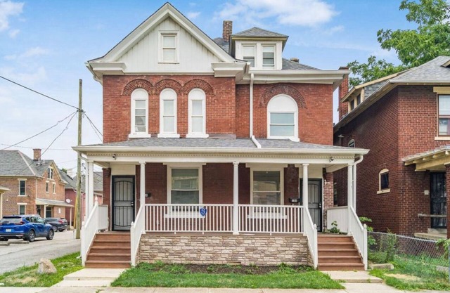 Large Cozy,Chic Comfortable 3 BR in a two Story townhouse, WiFi, TVs, work desks