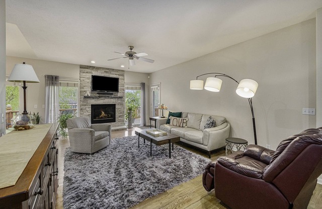 Large Cozy Retreat in West Omaha, Family Friendly with Game Rec Room!