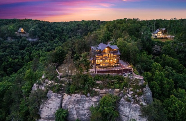 Large cozy updated lodge sitting on top of Daniel Boone National Forest.!