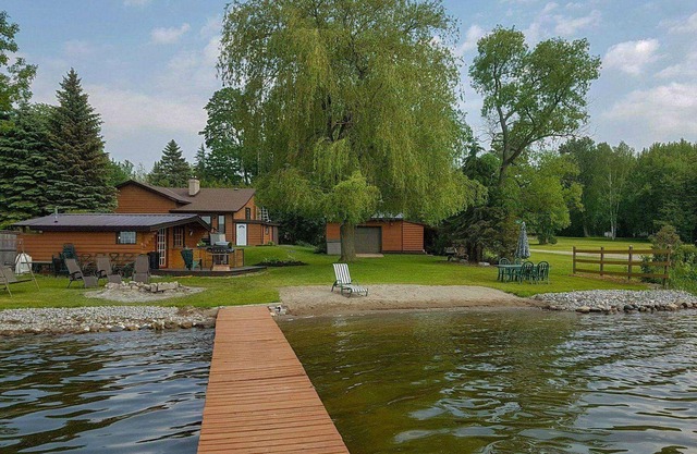 Large Cozy Water Front Cottage w/Sandy Beach, Hot Tub & Bunkie, High Sp Internet