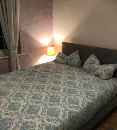 Large double room next to Elisabeth Line
