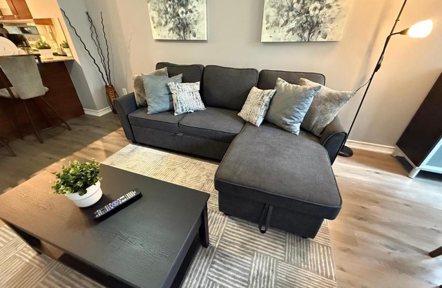 Large Downtown 2Br condo with Parking steps to Eaton Centre, UofT and SickKids