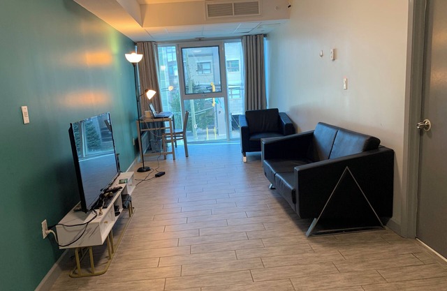 Large Ensuite central location, 1 minute WLU, 5 minute UW