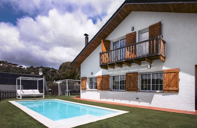 Gran zona exterior, piscina privada y a disfrutar