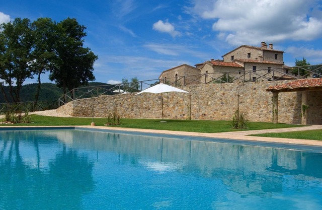 Large estate for 16 in Tuscany: spa, near siena, monticiano
