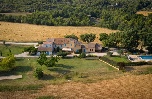 Gran finca con piscina privada a los pies del luberon.