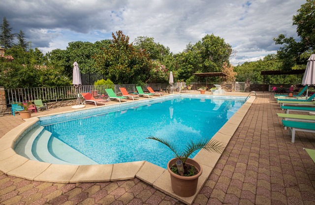 Amplia finca con piscina de hasta 31 personas en 5 cabañas independientes.
