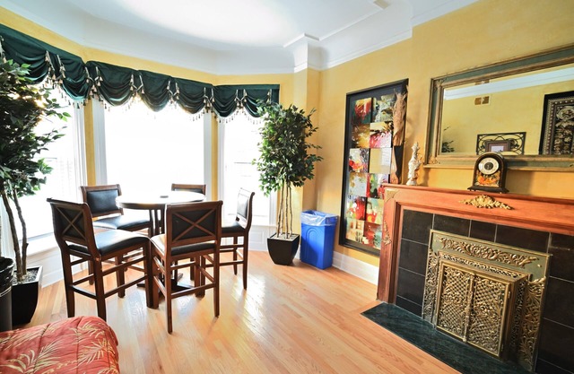 Large, Exquisitely Decorated in Heart of East Lakeview Near Wrigley & Lakefront