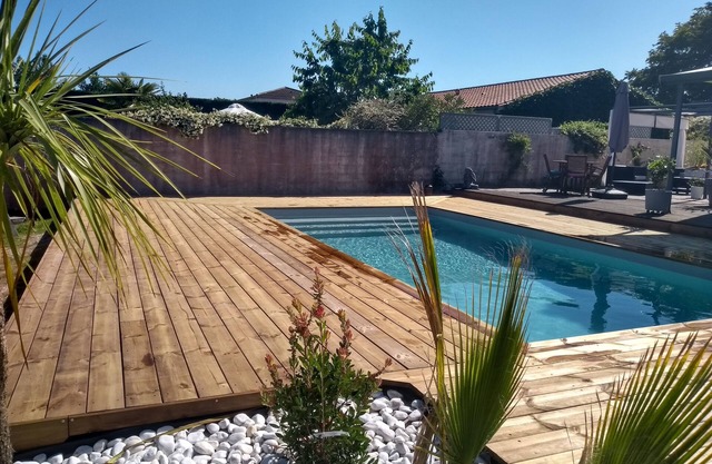 Large family home with heated pool between Bordeaux and the ocean.