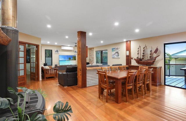 Large Family Beachhouse - Walk to Everything