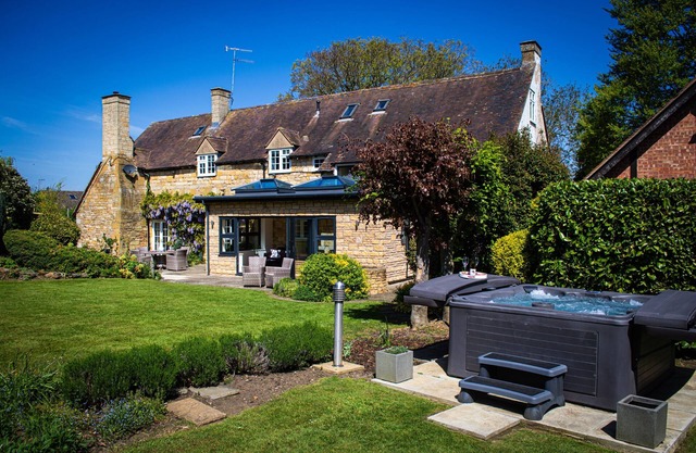 Large family and dog friendly Manor House with hot tub - sleeps 10 guests in 5 bedrooms