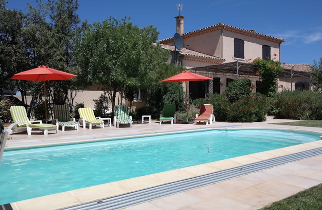 Gran casa familiar con piscina y jardín, cerca de la playa y tiendas.