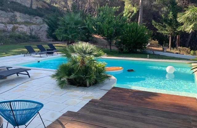 Large family house with swimming pool in a quiet area, on the hill.