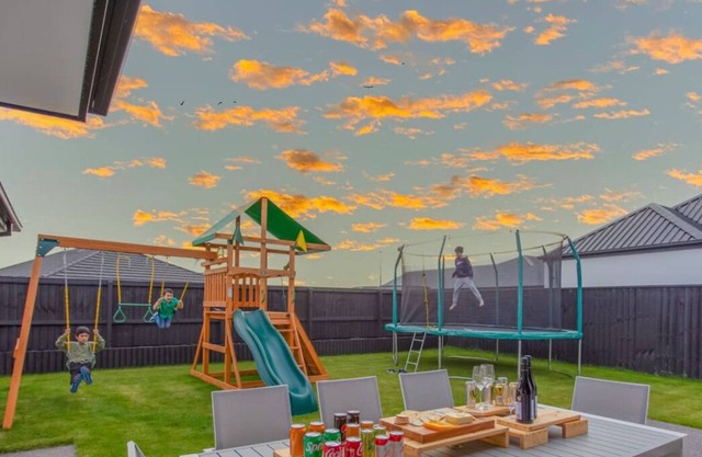 Large Family Retreat Spacious Home, Games Room Sleeps 12