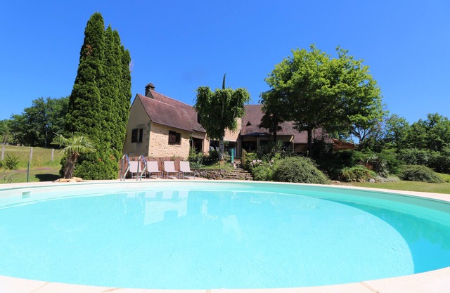 Large family stone house with AC/heated pool/huge fenced garden close by Sarlat