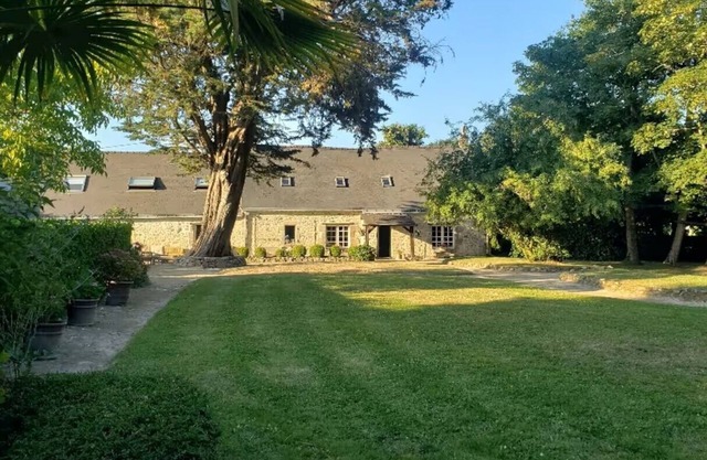 Large farmhouse and park in the village of Pend'hué (la tête de l'étier)