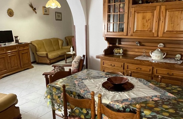 Amplio apartamento amueblado, situado en el centro histórico y a 3 km del mar.