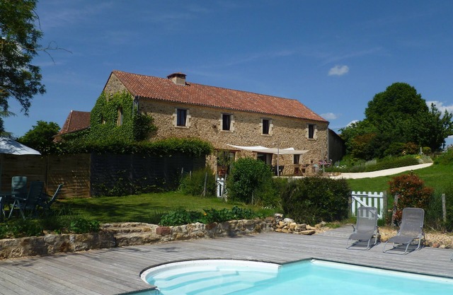 Casa de los grandes por 12 con piscina privada en una zona tranquila, el corazón del Perigord negro