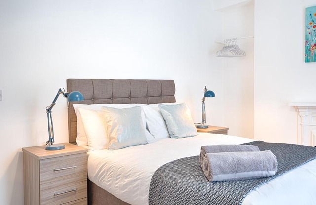 Large Green Garden, 4 Bedrooms, Sleeps 8